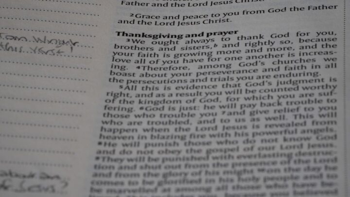 Comment prier chaque matin chrétien : guide pratique et biblique