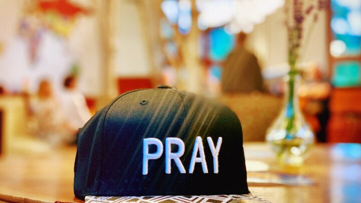 Prière d&rsquo;intercession pour les autres : un acte d&rsquo;amour chrétien
