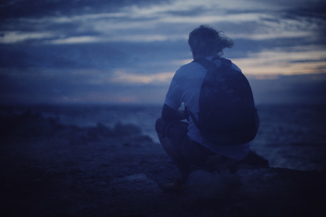 Comment surmonter la solitude avec la foi : 5 clés bibliques