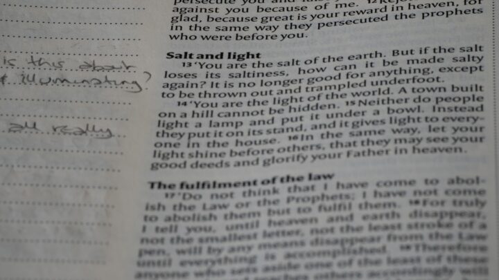 Versets bibliques sur l&rsquo;amour de Dieu : 7 textes essentiels