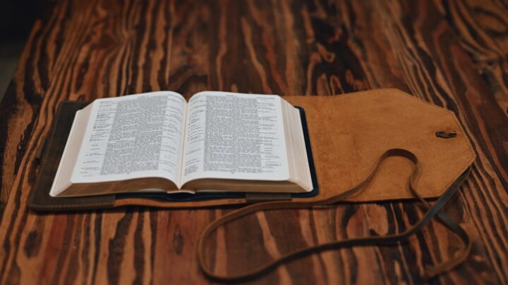 Versets bibliques sur la force et le courage : 10 passages essentiels